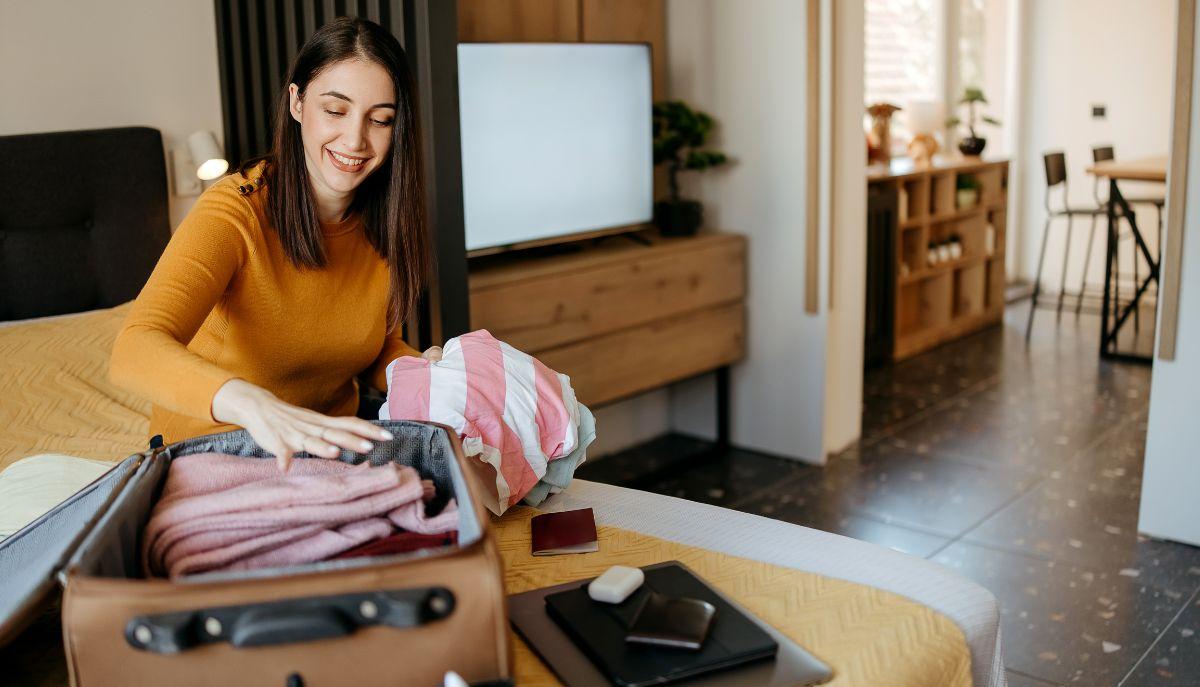 ragazza che fa la valigia