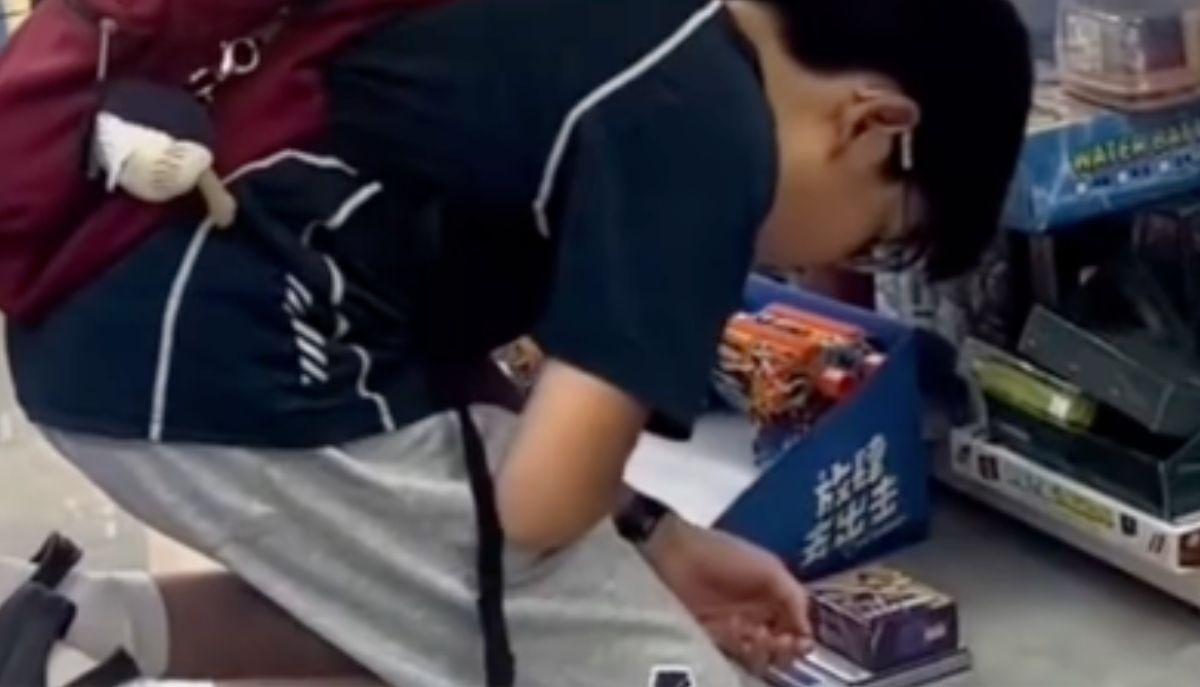 Il "Piccolo Scienziato" delle Blind Box: In Cina un bimbo usa il bilancino per svelare il mistero