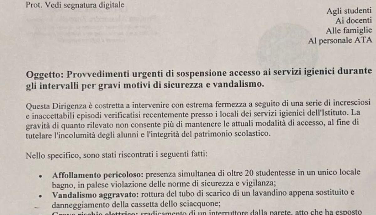 Vandalismi e rischio folgorazione: la preside chiude i bagni durante l'intervallo