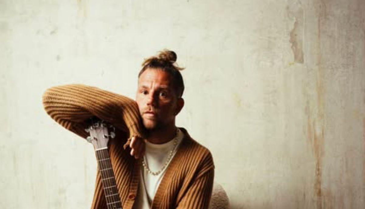 Sanremo 2026: Enrico Nigiotti ci insegna a cadere (per poi volare) con "Ogni volta che non so volare"