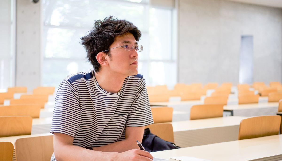 Prende voto più basso all'esame perché non ha la camicia: "A giurisprudenza ci vuole formalità"