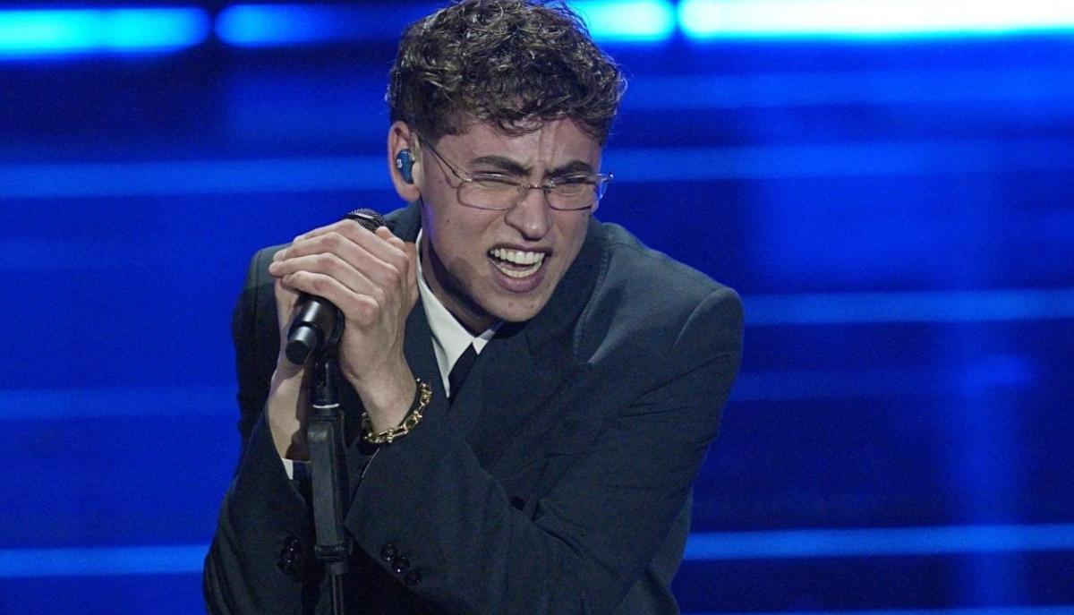 Tredici Pietro, "Uomo che cade": l’urban incontra il cantautorato tra le strade di Sanremo 2026