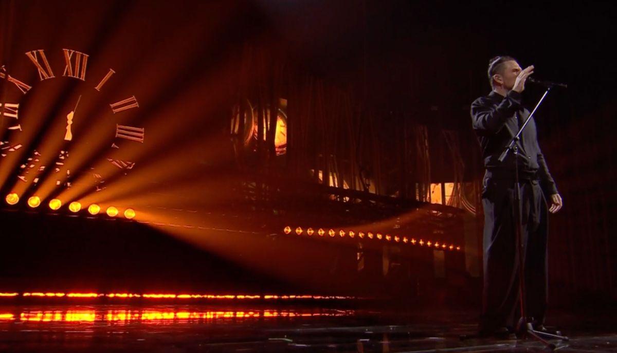 Testi Sanremo 2026: Enrico Nigiotti ci insegna a cadere (per poi volare) con "Ogni volta che non so volare"