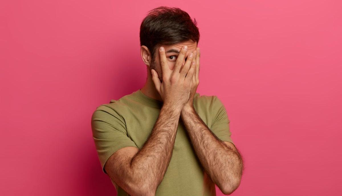 Quel cognome imbarazzante faceva ridere la classe: i tre fratelli decidono di cambiarlo