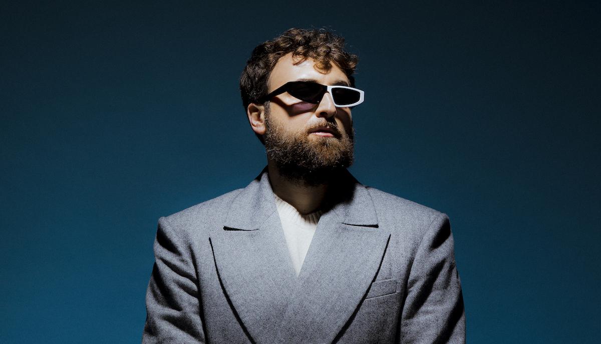 Sanremo 2026, Dargen D'Amico ci fa ballare (e riflettere) con "AI AI": l’analisi del testo