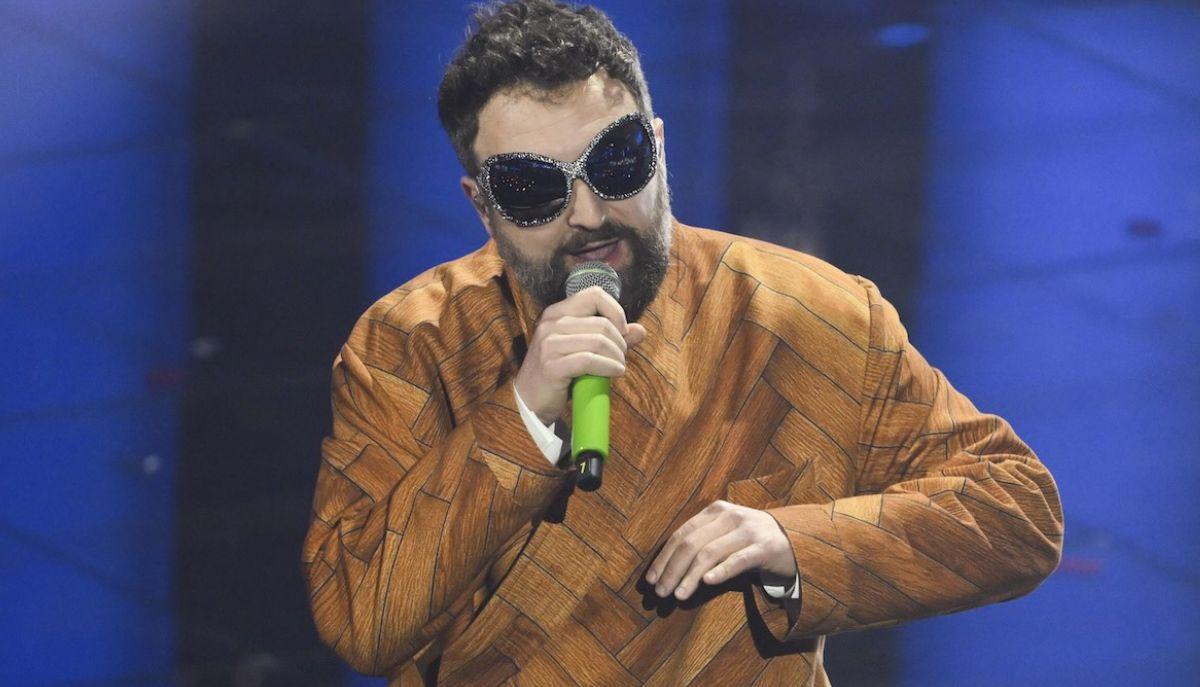 Sanremo 2026, Dargen D'Amico ci fa ballare (e riflettere) con "AI AI": il testo