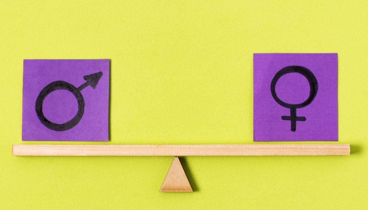 La formazione è “donna”, il lavoro è “uomo”: le ragazze si laureano prima e meglio, ma poi guadagnano il 15% in meno dei maschi