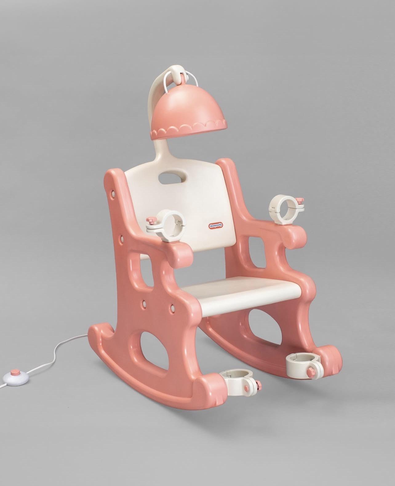 Dal set "Primo Intervento Estetico" al "Kit della Carriera": i finti giocattoli che denunciano la fine dell'infanzia articolo