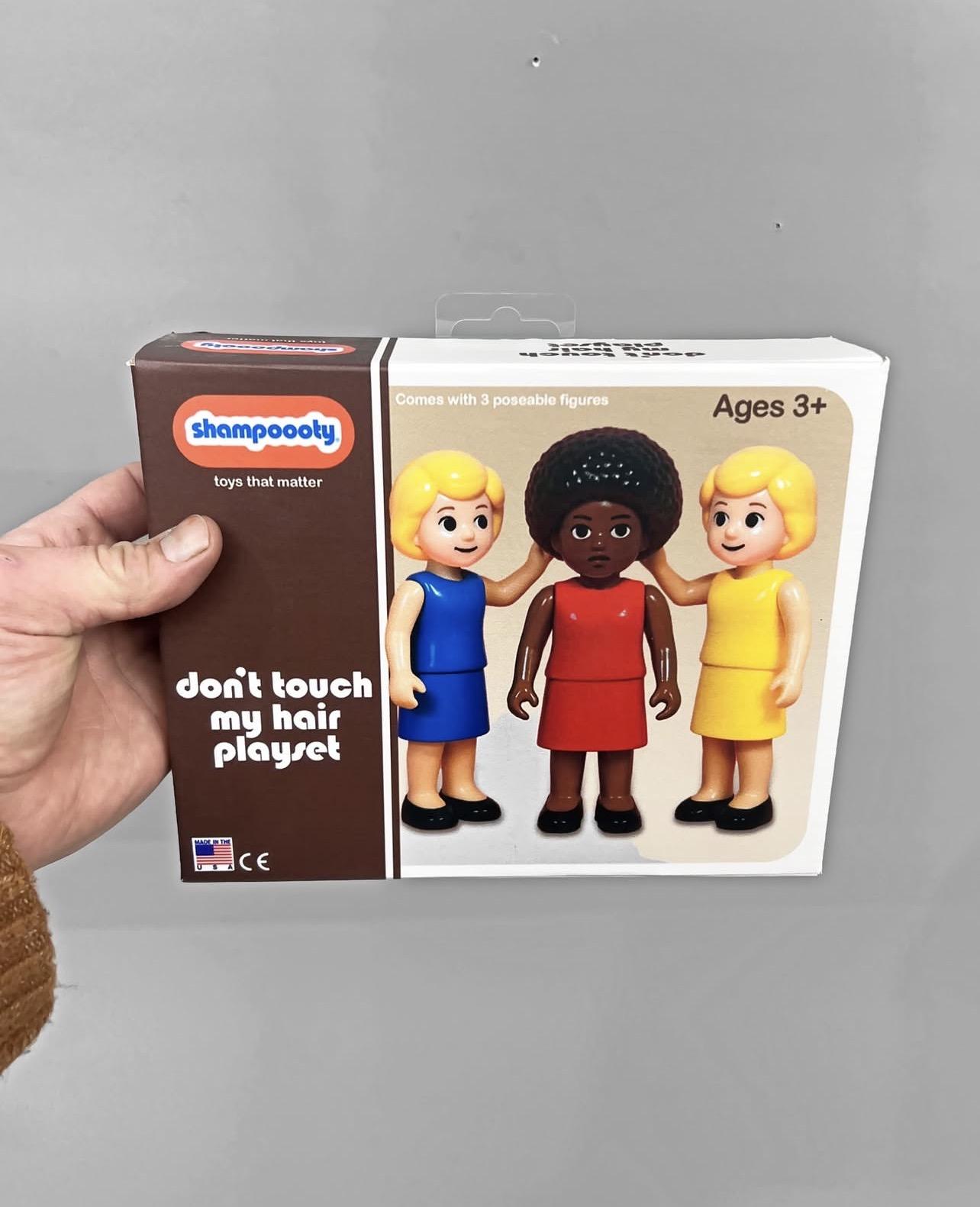 Dal set "Primo Intervento Estetico" al "Kit della Carriera": i finti giocattoli che denunciano la fine dell'infanzia articolo