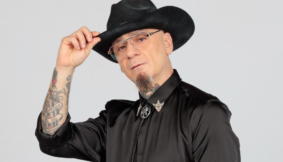 "Italia Starter Pack": J-Ax ci mette davanti allo specchio (e ci fa ridere) a Sanremo 2026