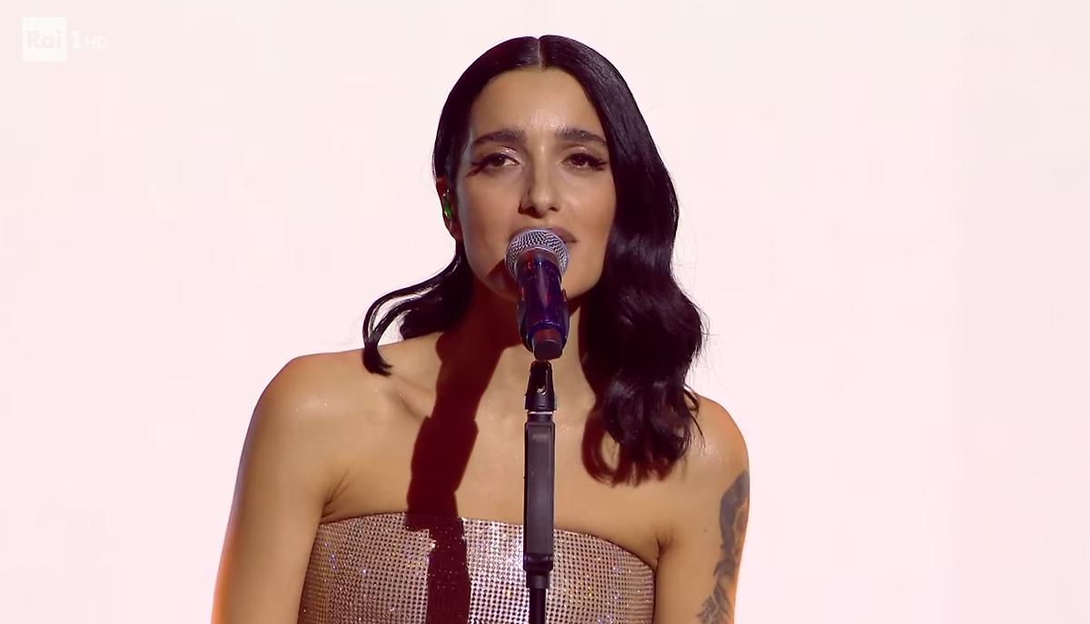 "Sei tu": Levante racconta l'amore come un corto circuito sensoriale a Sanremo 2026