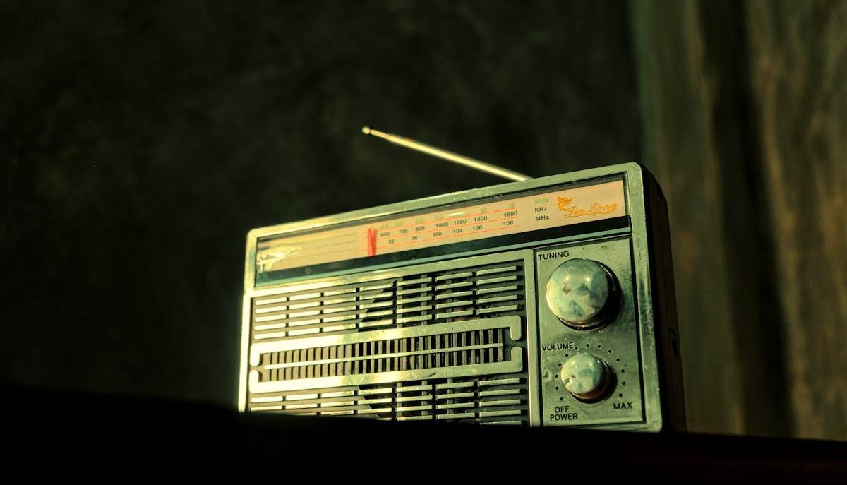 La radio 'risorge' tra Gen Z e Alpha (anche) grazie alle trasmissioni digitali: 1 giovane su 4 la ascolta regolarmente