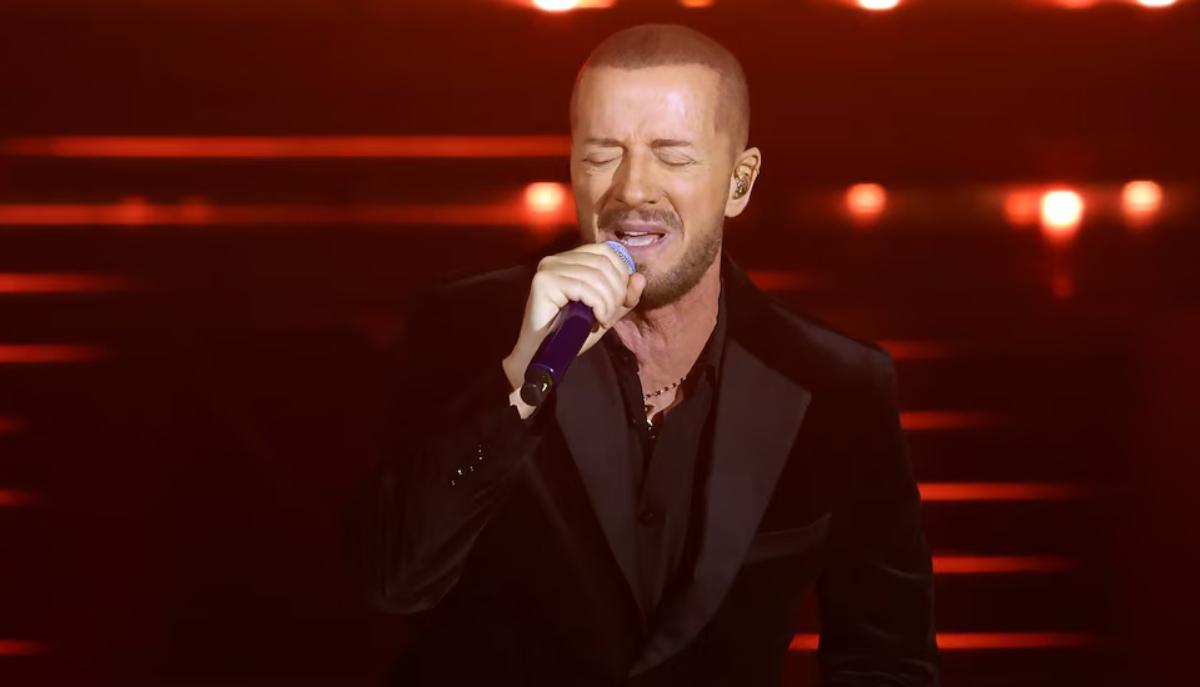 Raf torna all'Ariston con "Ora e per sempre": la lezione di chi sa cos'è l'eternità