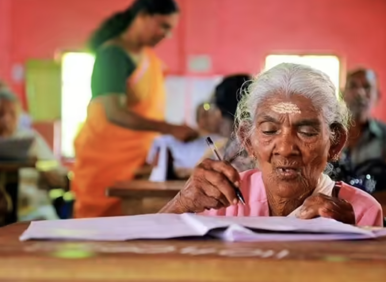 La nonnina di 96 anni sostiene per la prima volta un esame a scuola e lo supera brillantemente