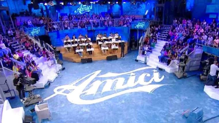 Amici 25, notizia bomba: i giudici del serale saranno 4, è caccia ai nomi