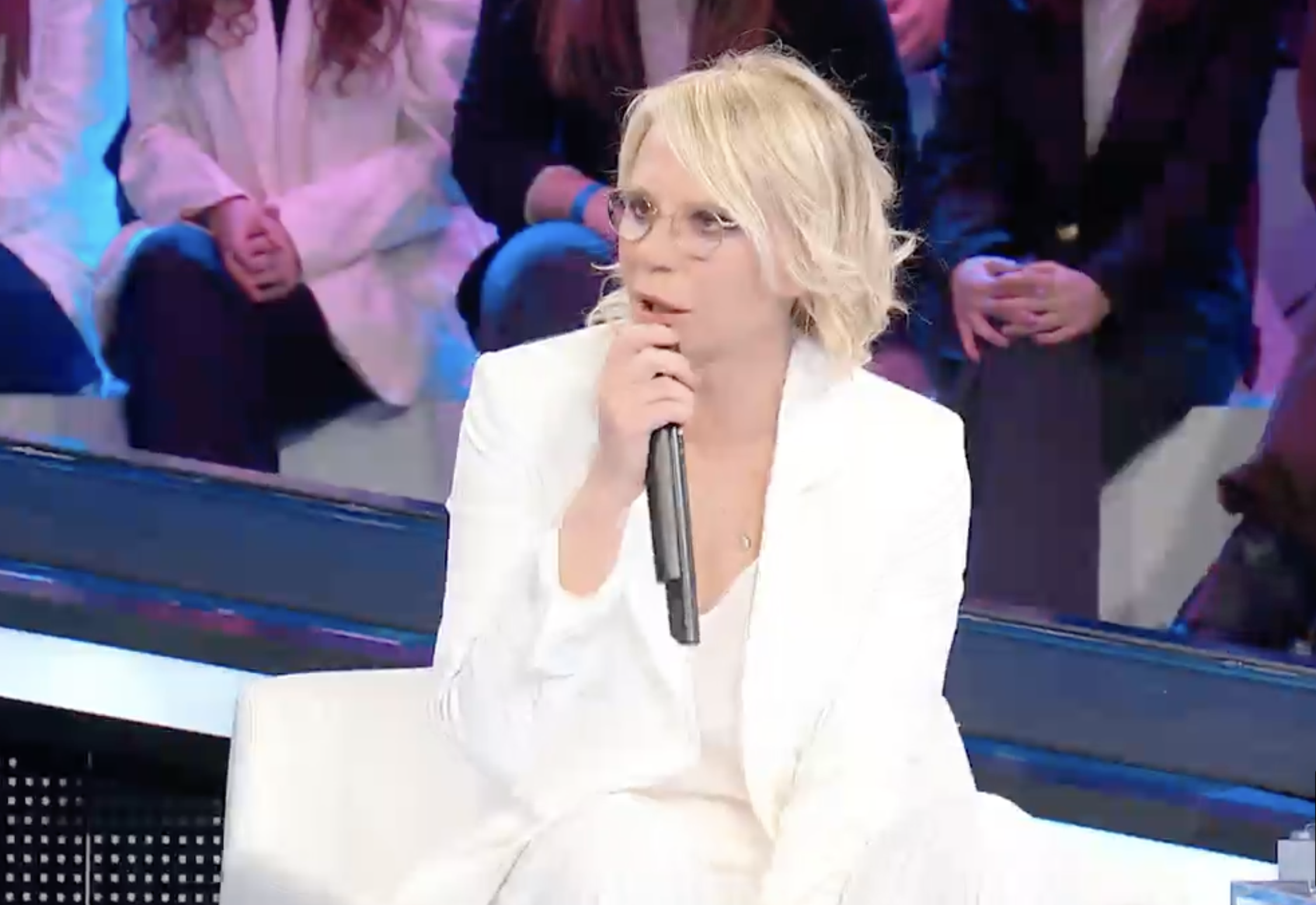 Amici 25 anticipazioni 28 marzo: un eliminato, lite shock tra i prof e super ospiti internazionali