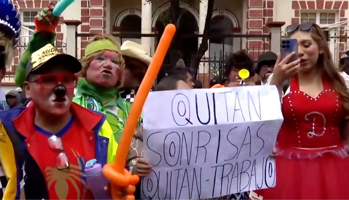 Troppi giorni di scuola persi per feste a base di clown: stop dal governo boliviano e clown in rivolta
