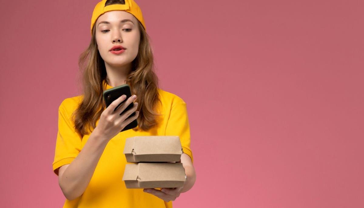 Addio panino da casa, la merenda arriva col rider: il food delivery a scuola fa discutere. I presidi lo vietano, gli studenti protestano