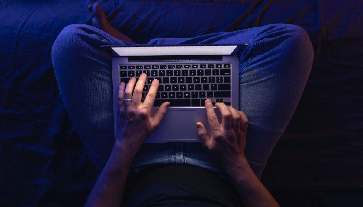 13enne accoltella prof, la famiglia chiede indagini: "Nostro figlio influenzato dai social"