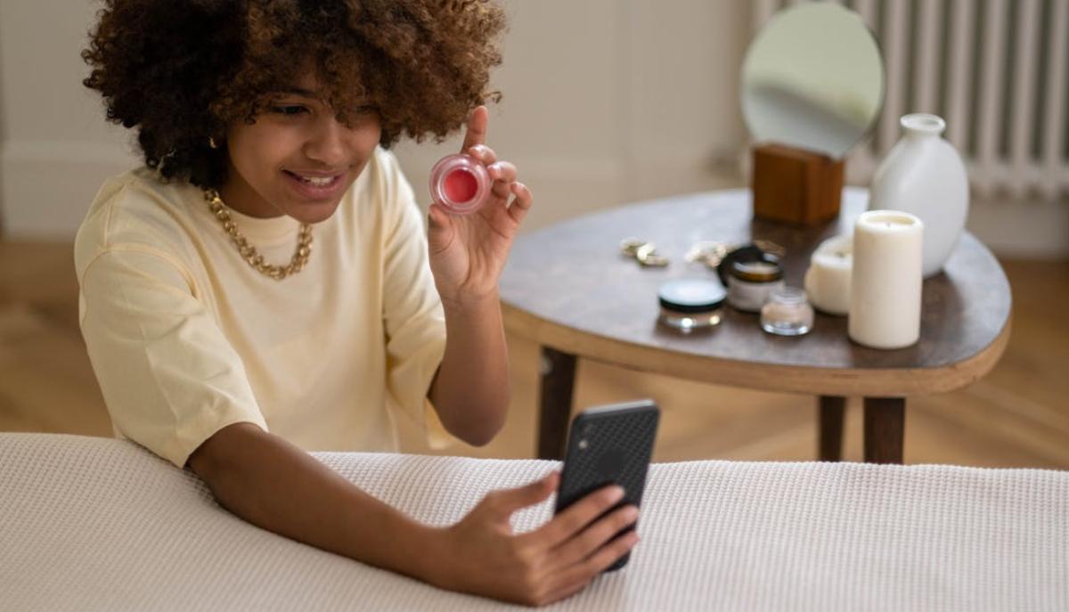 "In lista AGCOM" nella bio dei creator: perché non è un trofeo ma un obbligo per gli influencer