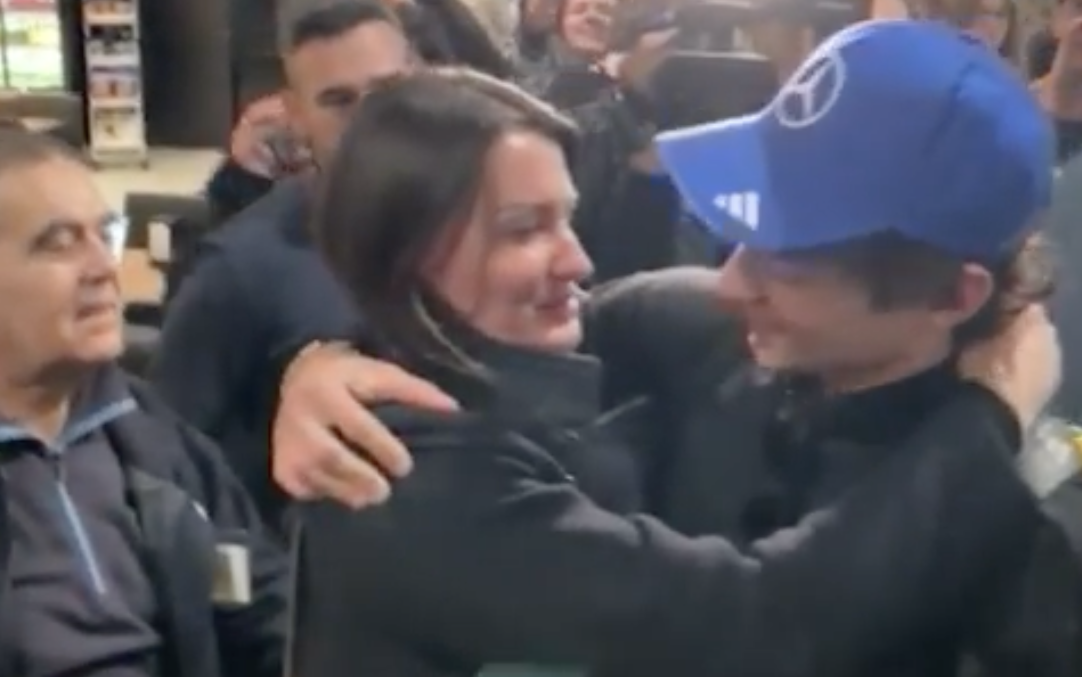 Kimi Antonelli torna a casa: l'abbraccio in aeroporto e il "piatto segreto" che lo aspetta