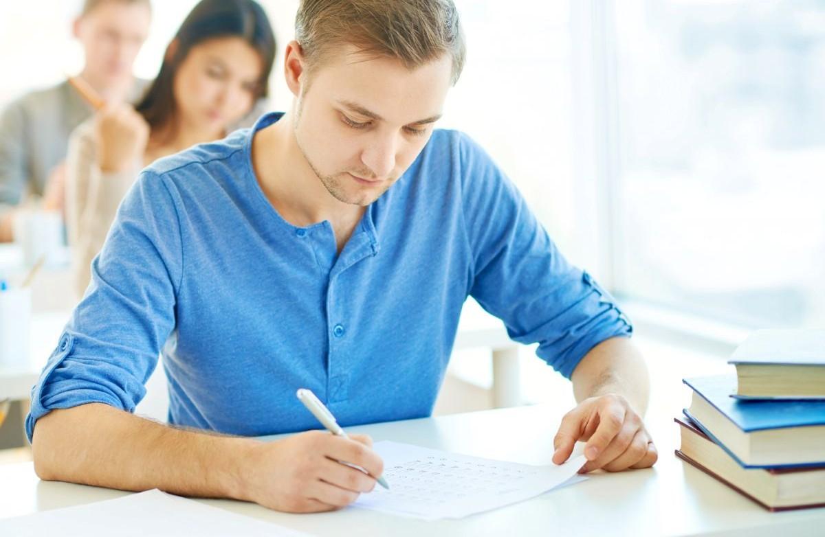 Studenti durante l'esame di Maturità