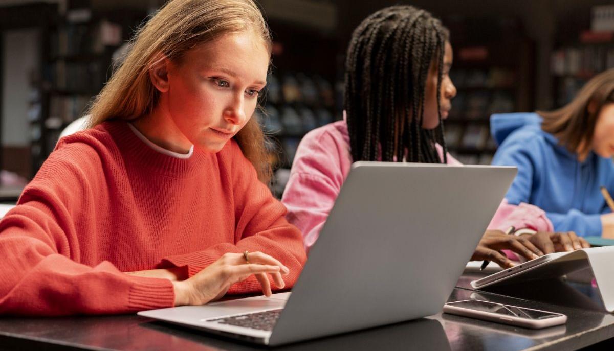Studentesse di terza media al pc