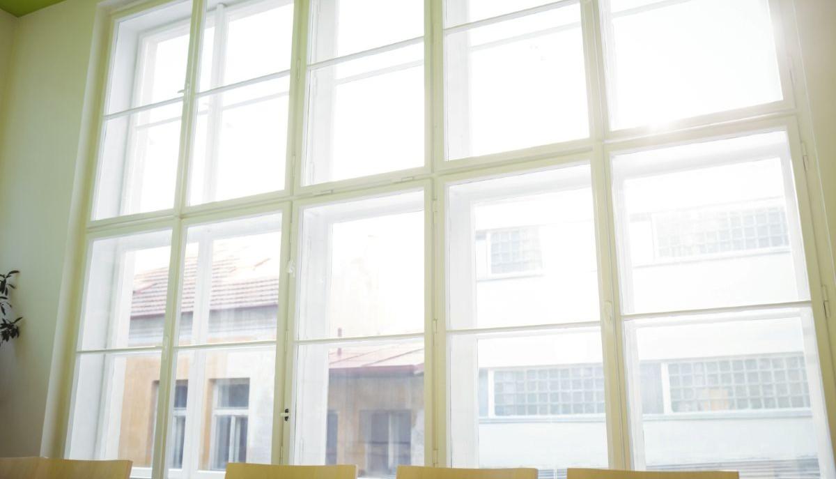 Studente sale sul davanzale e si butta dal 3° piano: la prontezza del professore che lo trattiene a testa in giù e lo salva