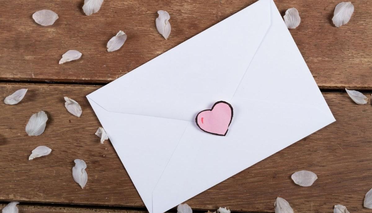 Studentessa vuole inviare la sua lettera d'amore all'università: "Potete girarla a quel ragazzo?"