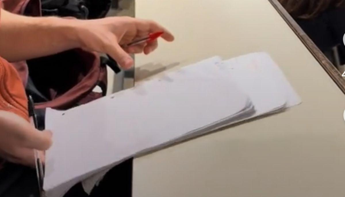 Banchi dell'università su cui tutto scivola, virale il video TikTok: "Dove sono gli ingegneri quando servono?"