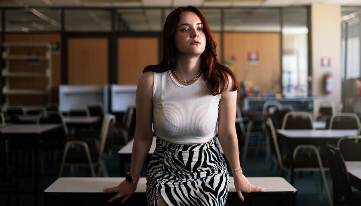 Niente pantaloncini o infradito: la preside ricorda la lista dei capi vietati in classe