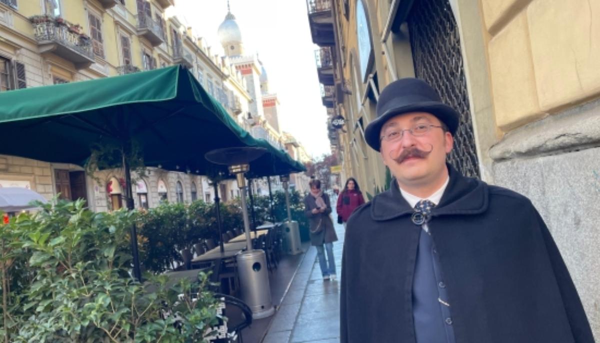Insegna Lettere ma sembra uscito da un romanzo di Sherlock Holmes: il prof vestito come nella Belle Époque