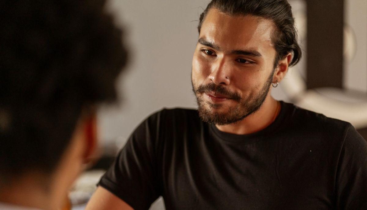 Uno studio rivela che un uomo può ascoltare la partner solo 6 minuti, gli amici molto più tempo