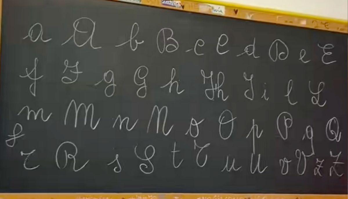 "Non sappiamo più scrivere": la prof rispiega l'alfabeto corsivo in quinta superiore, il video va virale