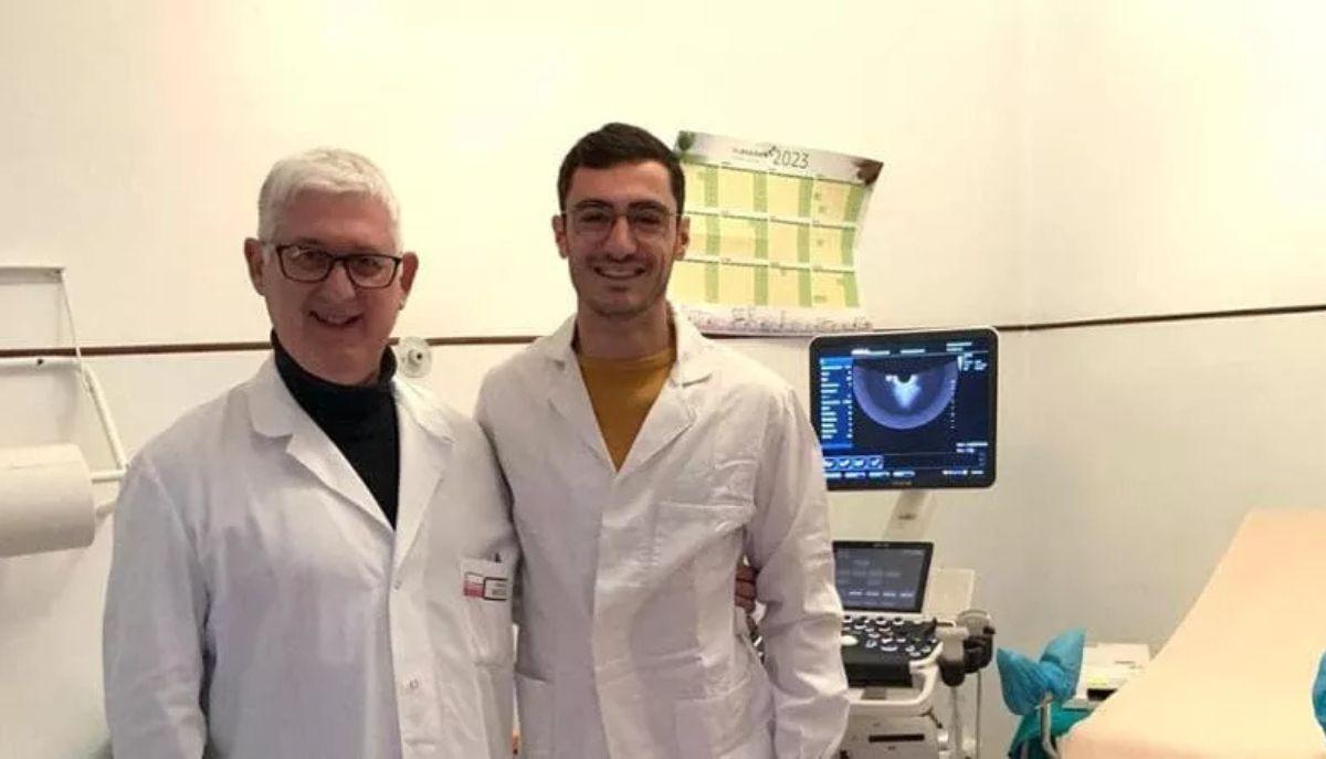 Dopo la laurea in Medicina fa il tirocinio con il ginecologo che l’ha fatto nascere, 27 anni dopo
