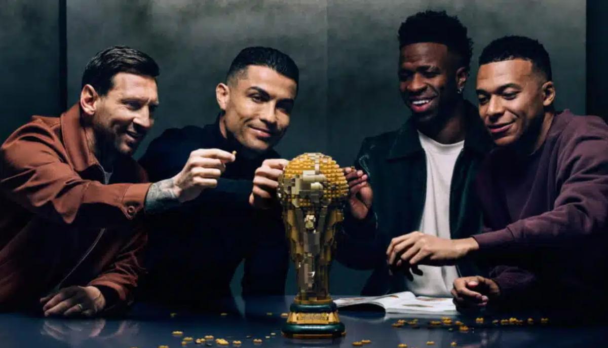 LEGO riunisce Messi, Ronaldo, Mbappé e Vinícius: lo spot del Mondiale 2026 è servito