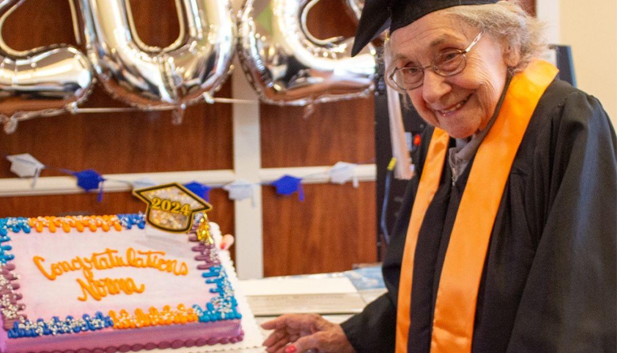 Non è mai troppo tardi: si laurea  a 94 anni al College USA