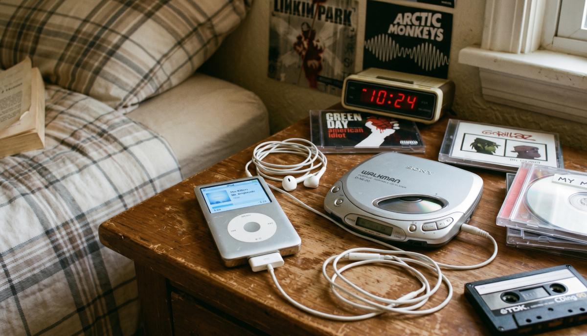 Cuffiette con il filo, iPod e vecchie PlayStation: perché il “retro-tech” è tornato di moda