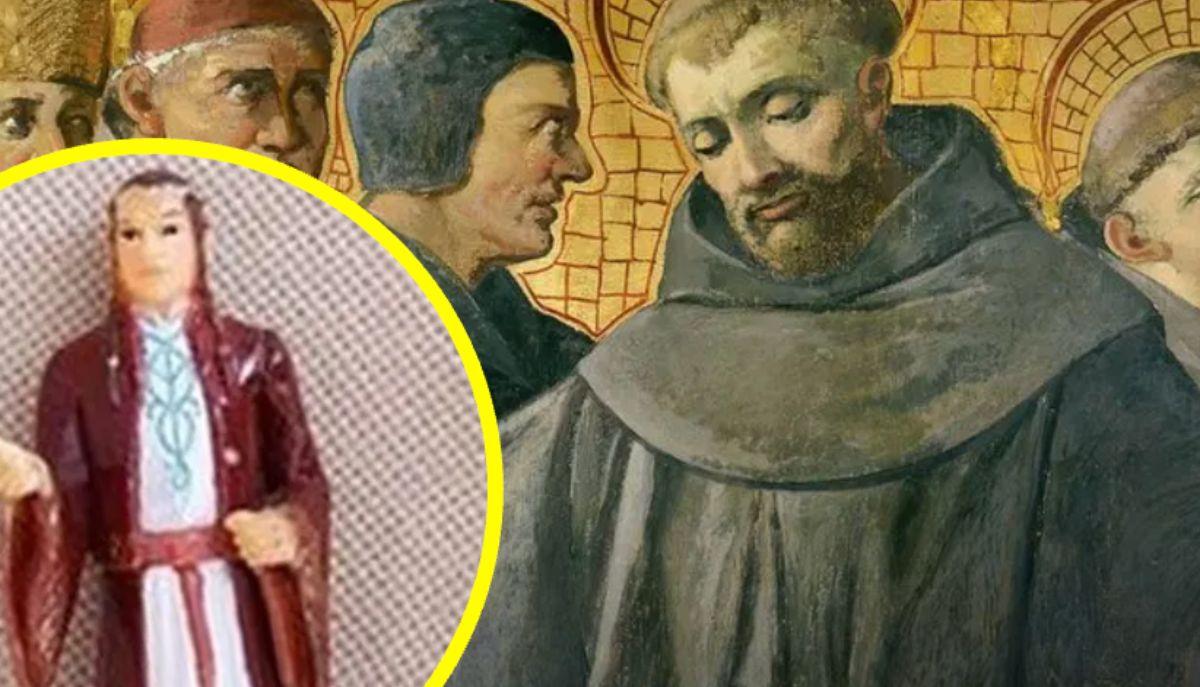 Prega una statuetta de "Il Signore degli Anelli" convinta sia un Santo: l'incredibile storia diventata virale