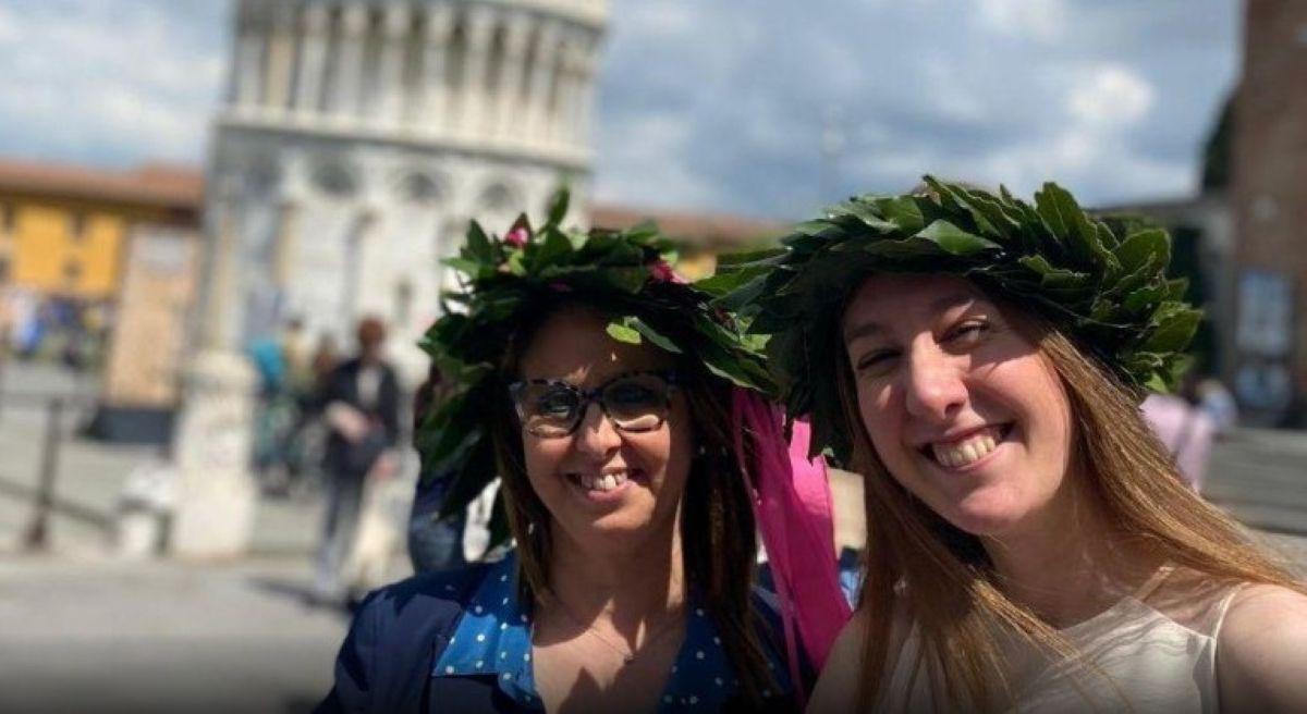 Si laurea insieme alla maestra delle elementari: “È anche grazie a lei se voglio fare l’insegnante”