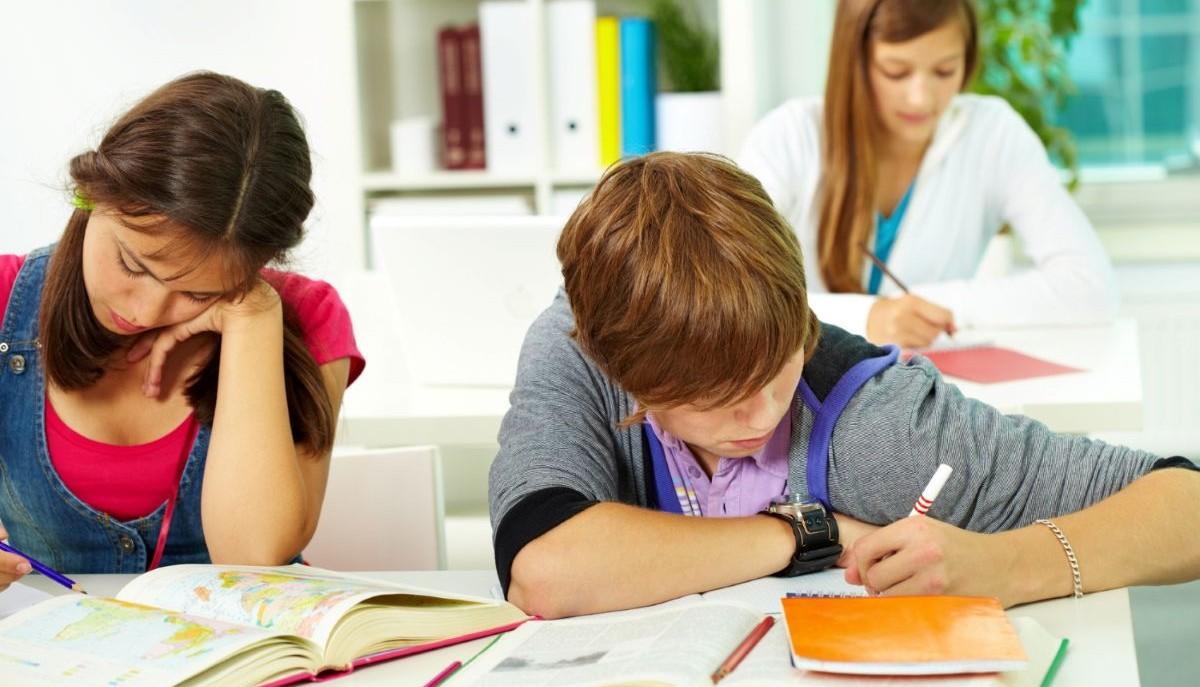 Studenti scrivono durante l'esame di terza media