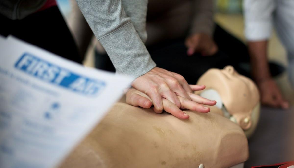 Crisi epilettica sul bus: Matilde, 17 anni, salva l’amica con le manovre di primo soccorso
