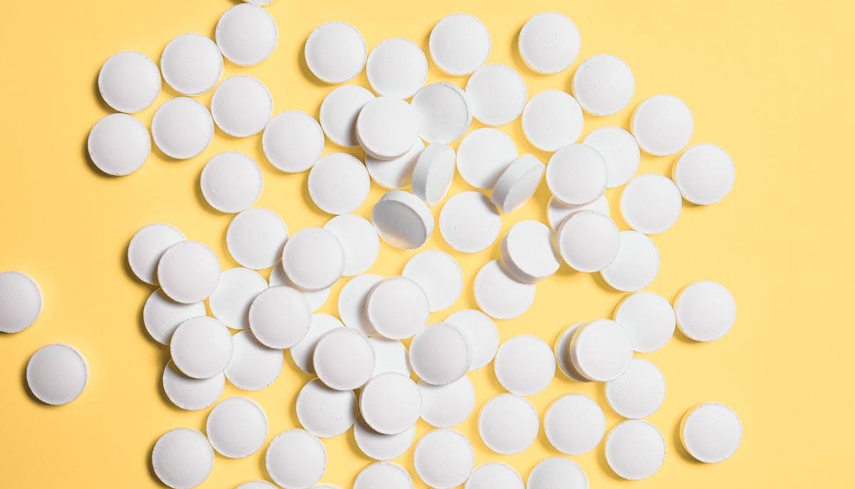 Allarme Paracetamolo: il "farmaco di casa" diventa un pericolo per gli adolescenti