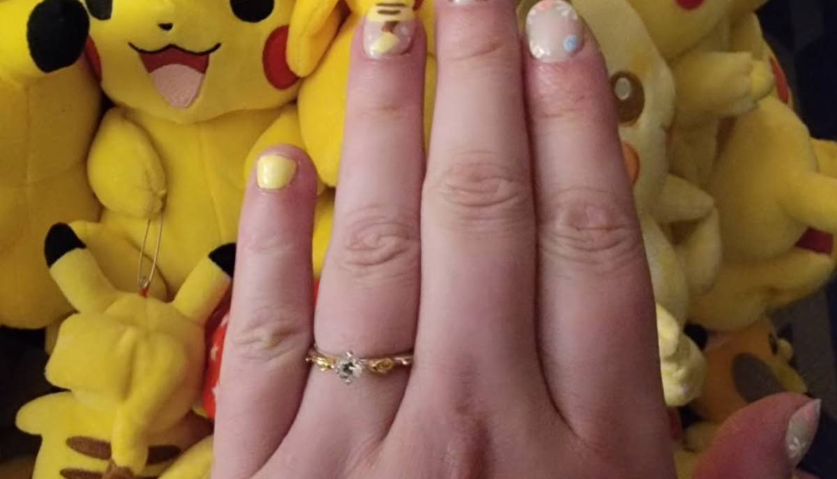 Si presenta al MomoCon sommersa di Pikachu e riceve una proposta di matrimonio articolo