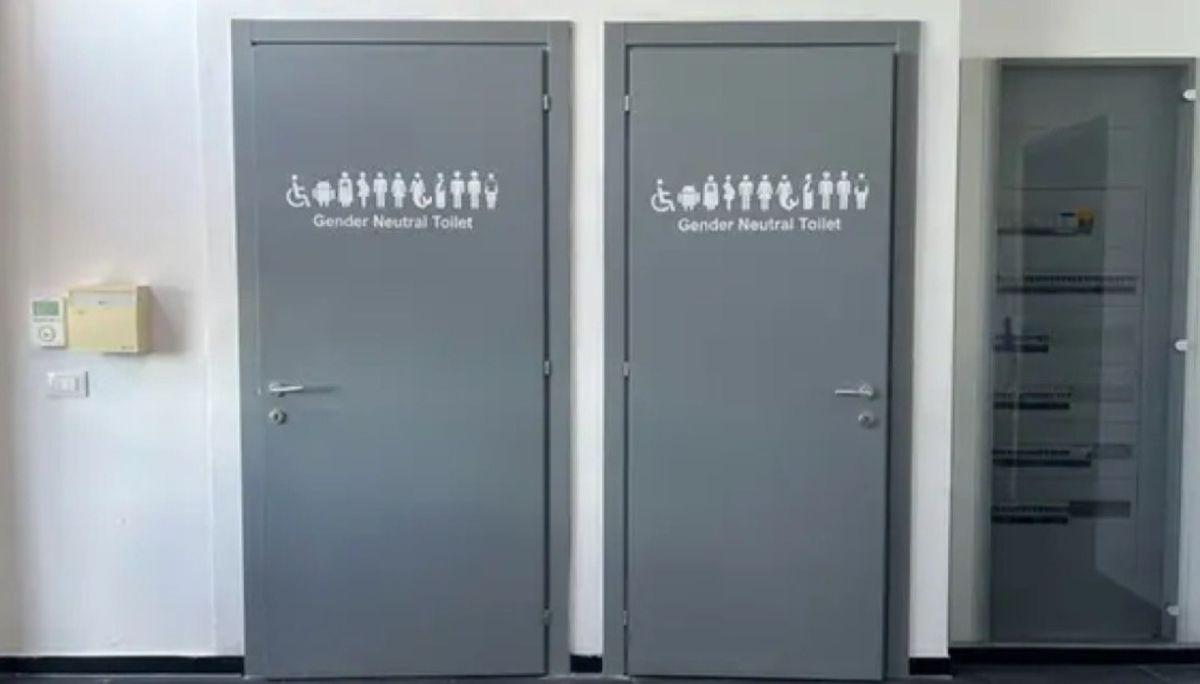 Bagni gender neutral in una scuola: basta maschi e femmine, al loro posto Batman, Zorro, sirene e alieni