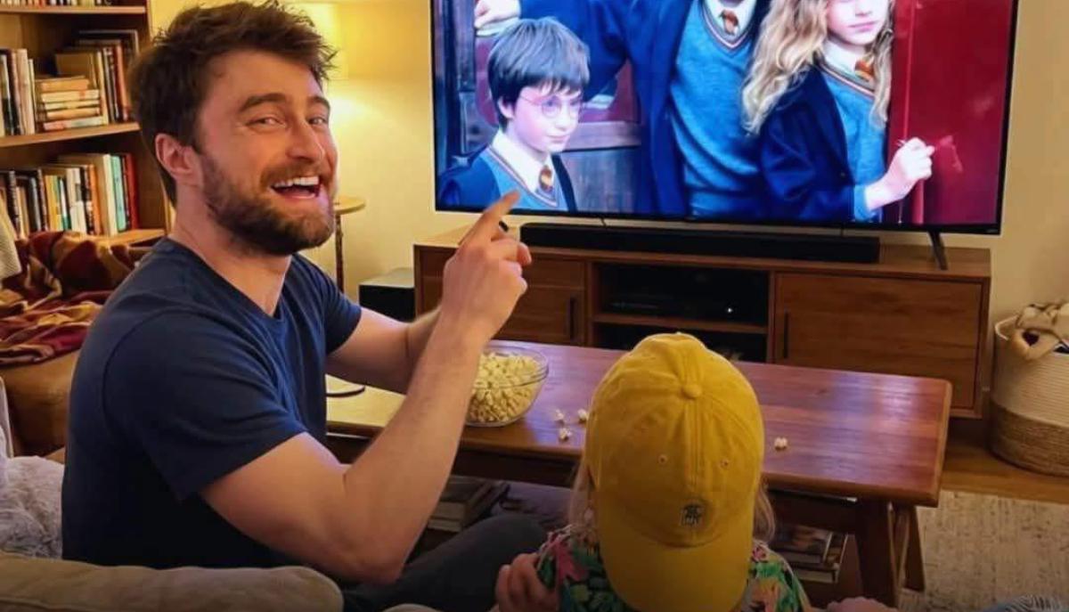 Daniel Radcliffe guarda Harry Potter con il figlio (che non sa che il protagonista è il papà): tutto vero o fake generato dall'IA?
