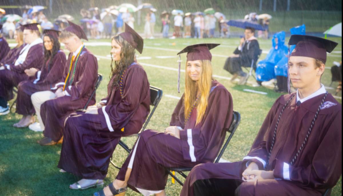 Cerimonia di diploma sotto il temporale: studenti e famiglie protestano contro la scuola articolo