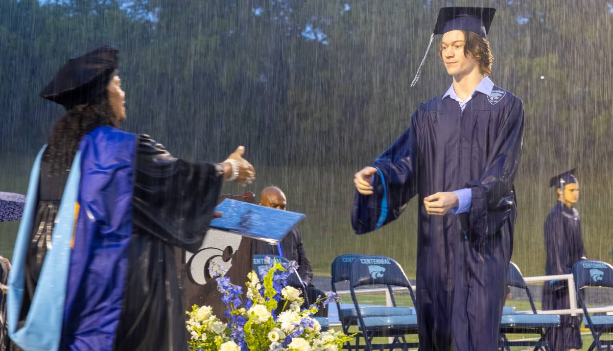 Cerimonia di diploma sotto il temporale: studenti e famiglie protestano contro la scuola