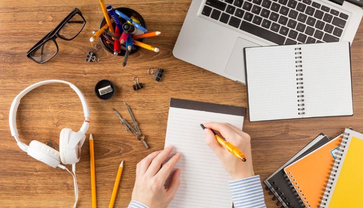 Studente intento a ripassare alla scrivania