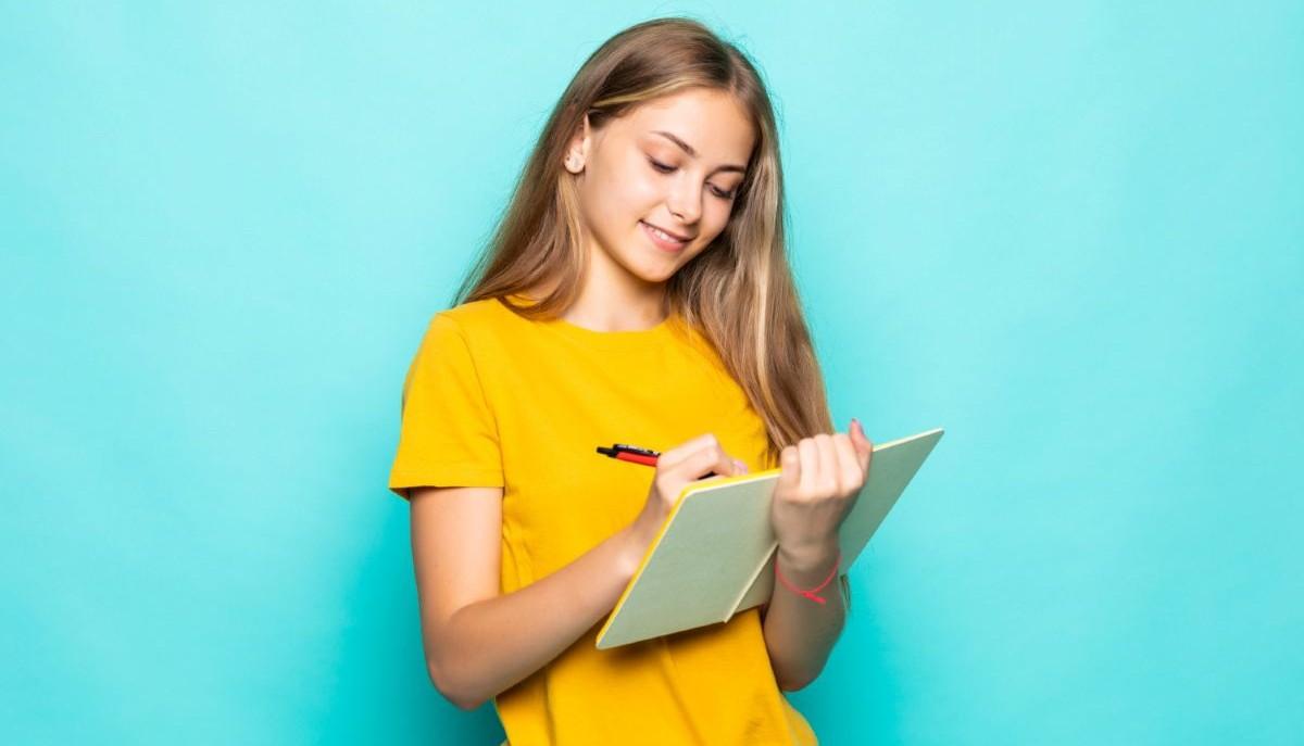 Studentessa scrive su un quaderno